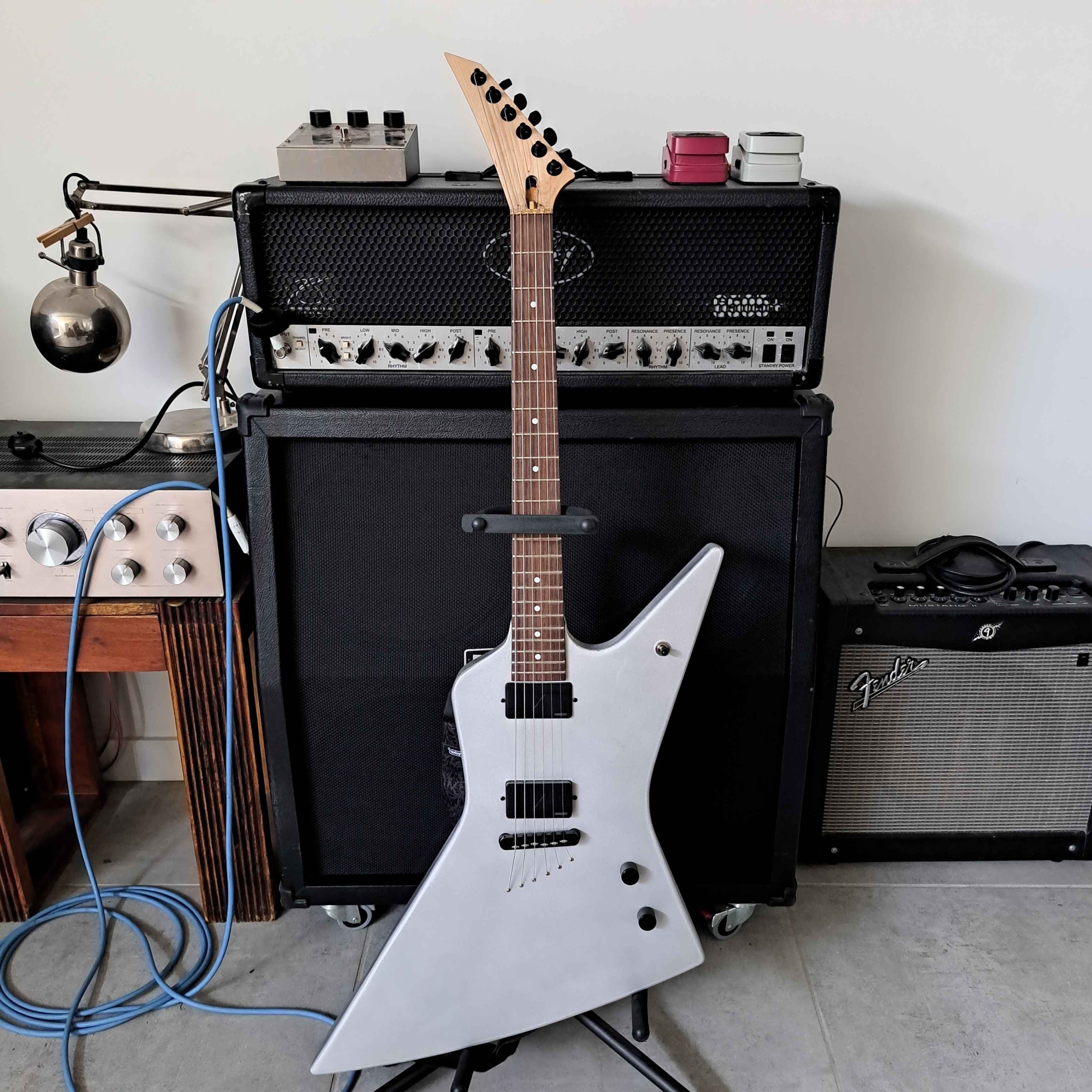 Guitare électrique en aluminium — pièce unique — Ferronnerie Simon